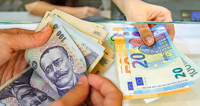  Reducerea ofertei de valută a ridicat cursul euro aproape de recordul de 4,9783 lei, atins în data de 19 mai. Vedeta finalului de an este moneda elveţiană care s-a...
