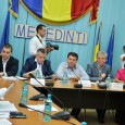 Nimic nou pe frontul politicii mehedinţene. Partidele politice, personalitãţile şi personulitãţile vieţii publice stau la soare, amorţite dupã masa de Paşti, aşteptând vara care se apropie cu paşi repezi. Nici...