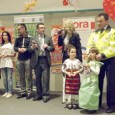 În Galeria din hipermarketul “Cora” Drobeta Turnu Severin a poposit, sâmbãtã, dupã-amiazã “Caravana isteţilor” organizatã de Revista “Bubu cel mai bun prieten” cu sprijinul Direcţiei Poliţiei Rutiere. Însoţiţi de pãrinţi...