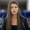 Odatã cu retragerea celebrei fete a preşedintelui Traian Bãsescu din cursa pentru europarlamentare Parlamentul European va fi cu siguranţã un loc mai trist, mai plictisitor, mai lipsit de umor. Dar...
