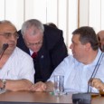 Sucã, început de sfârşit între nea Duicu şi nea Nicolicea, zborul blondelor din deconcertate şi garofiţele lu nea Gherghe Primãvãraticu Mã nepoate, nici nu sã uscã bine cerneala din stilou premierului, dupã ce fãcusã propunerea de înscãunare a lu nea Nicolicea ca ministru delegat pentru relaţia cu Parlamentul, cã ziariştii...