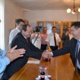 Sucã, nea Duicu înlocuitoru pe cumetrii, subprefectu nou da vechi, nea Draghiea pe fãraş şi paranghelia anualã a lu nea Gherghe O fi bine, nea Adi? O fi bine? Mai faci matale multe numiri de astea, pe cumetrii, pe nepotisme, pe nãşii? Mai merge mult principiu ãsta “lasã cã merge şi...