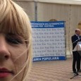 Când dragostea învinge Elena Udrea a fost împinsã de la spate de Bãsescu în cursa pentru Cotroceni. Obedient, fostul sãu consilier Cristian Diaconescu s-a retras din cursã, având capul plecat, deşi nu-l tãia...