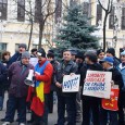 Cîţi stãpîni are România? Am o plîngere serioasã împotriva unor agresiuni grosolane, care ne injecteazã clipã de clipã picãturi otrãvite în ochi, în minte şi în suflet. Cui mã plîng, nici eu nu ştiu,...