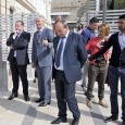 Sucã, nea Gherghe şi pumnu în gura presei, urecheala lu nea Cîrjan şi nea Nicolicea şi coşurile de fum ale Severinului Mã fraţilor, un ambassador veni pi la noi şi sã vezi revoluţie. Sã spãlarã scãrile, se dete cu odicolon, sã ştearsã prafu, sã mãturarã perdelele, sã fãcu traseul, sã lustruirã...