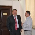 Complicatã situaţiunea. Procurorii au tot scuturat şi scuturã încã, şi chiar bine de tot, copacul cu maimuţe al vieţii politice autohtone. Cred cã nu a fost sãptãmânã de la Dumnezeu...