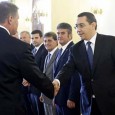 Klaus Iohannis (alãturarea e intenţionatã) tace cam mult şi de vreo lunã de zile nu a mai mişcat nimic. De parcã ar fi mişcat pânã acum. Oare şi-o fi dat...