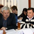 Sucã, iarna care n-o sã fie ca vara la Severin, invenţia care l-ar trimite pe nea Gherghe la Viena şi sãculeţii mov cu rechizite di la roşiorii din PSD Mehedinţi Mã fraţilor, ca sã intrãm direct în subiecte, sã spunem cã la data la care ne prezentãm, municipiul de la Dunãre, sã-l numim Orşova e cam blocat, un fel de...