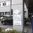 În oraşul care moare, câte un pic pe sãptãmânã, Doar pungaşii şi hulpavii prind, adâncã, rãdãcinã şi se-nalţã strâmbi şi sluţi, spre o caldã împlinire, Iar cei mulţi, sãraci şi...