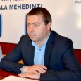 Sucã, nea Cîrjan Fãt-frumosul din sondaje, sãrãcuţul de nea sfãtuitoru’ şi averea fãrã numãr a lu nea Alin Mã nepoate, când sunt alegeri, nu sã mai întâmplã altceva, toatã lumea e cu ochii sã vadã ce şi cum, cine cu cine, care pe care, de zici cã...