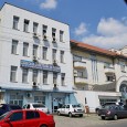 Sucã şi al lu Zbanghiu la ştranduri, nea Folescu şi iarba verde de acasã şi vânãtorii de maşini prost parcate Veni al lu Zbanghiu de la gârlã, cã nu-l mai lãsarã sã intre, cã cicã ãştia mai decoloraţi n-au voie cã e apa sulfuroasã şi sã decoloreazã şi mai...