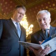 Se schimbã banii româneşti, Tricolorul se modificã, gazele se scumpesc Guvernul tehnocrat a dat o firmiturã salariului minim pe economie, în luna mai, şi o ia înapoi de la 1 iulie prin scumpirea gazelor cu 10% pentru consumatorii casnici....