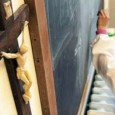 Am vãzut icoane scuipate în şcoli…     (Mircea Cãrtãrescu) Întrebaţi cum îşi imagineazã cã aratã Dumnezeu, elevii unei ultime clase de gimnaziu au rãspuns, aproape toţi: „aşa… ca preotul satului”. Cutremurãtor,...
