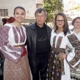 Colecţionar de costume populare: „Orice şi-ar pune o româncã, nimic nu-i stã mai bine decât cu o ie”  Ion Dumitraşcu deţine o colecţie impresionantã, de peste 300 de costume naţionale...