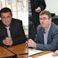 * Între douã tornade şi o reprizã de grindinã stricãtoare a sãptãmâni întregi de eforturi omeneşti, viaţa politicã româneascã înoatã, deloc vitejeşte, printre scandaluri ca la uşa cortului, decizii stupefiante...