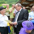                Însoţit de şefii structurilor Ministerului Afacerilor Interne, prefectul judeţului, domnul Nicolae DRÃGHIEA l-a vizitat pe domnul Ştefan BOBOC, veteran de rãzboi din comuna Greci, care a împlinit azi 100...