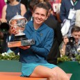                * Simona Halep a depãşit un  prag psihologic ce pãrea insurmontabil – câştigarea unui turneu de Grand Sleam. Victoria ei de la Rolland Garos, pe lângã creşterea substanţialã a...