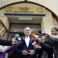                Mulţi îl vãd plecat şi crãpat pe Livache din fruntea PSD, dar mai este mult pânã departe. Acum cã şi-a vãzut fiul la casa lui, lucrurile s-au mai calmat....