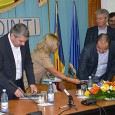 Sucã, nea Aladin şi florile, lebedele parlamentarilor de Mehedinţi şi nea Bãlu di la Cluj Mã fraţilor, ştiţi voi ce isprãvi mai fãcu nea Aladin, ca şãf de Mehedinţi? Nu ştiţi câtã grijã are ‘mnealui de afacerile mehedinţenilor? Pãi fu nea Georgescu pãnã la...