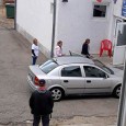 Sucã şi pisica lu al lu Zbanghiu, Tanţa şi parcarea prin SMS şi tricoloru’ inversat di la Castelu’ de Apã Mã nepoate, îşi aruncã al lu’ Zbanghiu pisica de pe casã, cã nãroada sã urcasã sã-l ajute sã repare acoperişu’ şi vecinu-meu ãsta nu are toate ţiglele pe casã,...