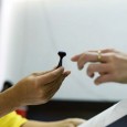 O mormãialã în pasul piticului Discutam zilele trecute cu un jurnalist severinean despre ceea ce pare a fi numitorul comun sau punctul de convergenţã al dezamãgirilor tuturor şi al dispreţului aproape unanim: omul politic...