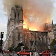 Notre Dame de Paris. Altarul însângerat al credinţei * În plinã sãptãmânã a patimilor pentru credincioşii romano-catolici, celebra catedralã Notre Dame din inima Parisului a cãzut pradã unui incendiu de proporţii, care a distrus-o aproape în...