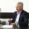                Mã fraţilor, când era campania pe final, musai sã dea unii cu bãţu-n el de vot. Îl luarã la bãtaie pe preşedintele di la USR Mehedinţi, când împãrţea omu’...