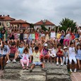                La începutul sãptãmânii, la Muzel Regiunii Porţilor de Fier s-a dat startul celei de-a X-a ediţii a Şcolii de varã. Dansuri, jocuri în aer liber, activitãţi educative, multe, multe...