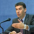               * Anunţarea candidaturilor la preşedinţia României s-a transformat deja într-un carnaval estival. Cu toate ingredientele sale. Ce o fi cu bãtãlia asta pe himera de a ocupa un scaun,...
