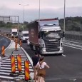 Marele Fâs Românesc, inaugurat cu fast Autostrãzile din România se nasc mai greu decât orice pe lumea aceasta. Ce fãceau chinezii dacã ar fi construit aşa de greu Marele Zid?! Probabil cã erau cotropiţi de...