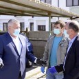 Sucã şi izolarea, gargara lu nea Sibinescu, plimbãtorii pi la Pro România şi nea Daea salvatoru’ naţiunii Mã fraţilor, sã vezi ce face nerodu de Sucã, de când cu izolarea asta. Îşi gãsii îndeletnicire, stã toatã ziulica la gard şi, cum vede vreun vecin cã iasã...