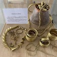 TEZAURUL DE LA HINOVA Piesa lunii TEZAURUL DE LA HINOVA Este un tezaur arheologic, descoperit în anul 1980, în localitatea Hinova, din judeţul Mehedinţi, fiind format din peste 9639 de piese din aur. Se...