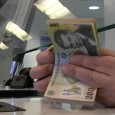 Cei care îşi plătesc ratele în funcţie de valoarea indicilor ROBOR sunt mai câştigaţi decât cei care le achită în funcţie de indicele de referinţă pentru creditele consumatorilor (IRCC). Dacă valoarea...