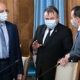    Politicienii suferã de nesimţire când vine vorba de conservarea ciolanului. Este cazul organizãrii alegerilor parla-mentare din decembrie. În primãvara acestui an şi înspre Paşti autoritãţile şi politicienii aflaţi la...