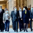             Politicienii au o mare rãspundere faţã de poporul pe care îl conduc. Aşa este de 30 de ani în ţara noastrã. Este un fel de democraţie şi se mizeazã...