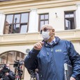 ARAFAT, “COMANDANTUL SUPREM” La Constanţa, cu ceva timp în urmã, poliţia descinde la o petrecere de majorat, sunt câteva zeci de poliţişti plus o echipã de intervenţie specialã, “mascaţii”, probabil, dau amenzi...