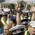 Cine a pulverizat poliţia şi celelalte instituţii ale statului? Totul ţine de puterea instituţiilor şi de echilibrul puterilor. Este nevoie de instituţii puternice în statul de drept, pentru a apãra statul de drept. În orice societate, sunt indivizi sau...