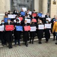 Miercuri, 14 aprilie, a avut loc o manifestaţie a avocaţilor din cadrul Baroului Mehedinţi , care s-au raliat demersului instituţional ce urmãreşte susţinerea dreptului la apãrare, în semn de nemulţumire...