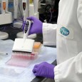 Statele lumii nu trebuie sã vadã în vaccinare soluţia optimã şi finalã pentru eliminarea pandemiei de coronavirus. Este clar cã se pot îmbolnãvi şi persoanele care s-au imunizat. Se spune...
